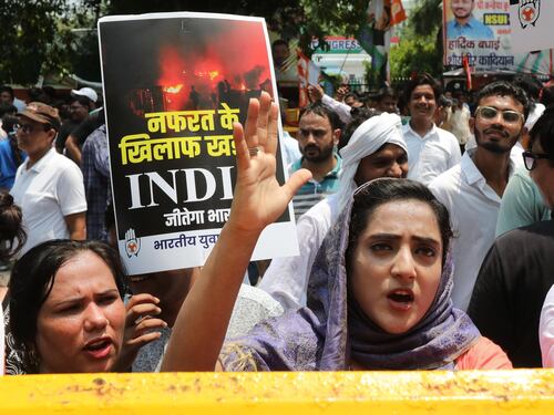 Donne violentate e fatte sfilare. Modi: "Disonore"