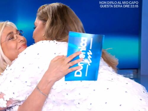 "Adesso si valuti una sanzione". Ira Rai sull'abbraccio della Venier