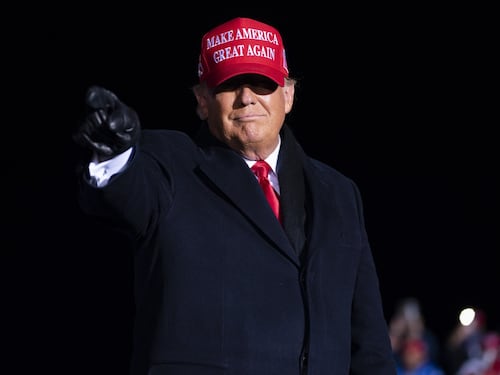 Trump ko ma irriducibile. Twitta ancora da leader: via il capo del Pentagono