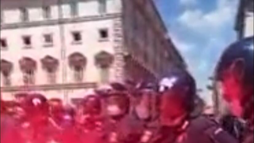 Tolgono il casco al carabiniere per pestarlo. L'odio choc dei manifestanti rossi