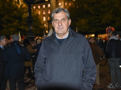 Calabresi debutta da candidato: ma sulle violenze di Milano preferisce il pantano dei distinguo alla fermezza della condanna