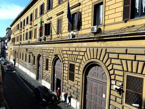 Roma, straniero pesta 6 agenti in carcere