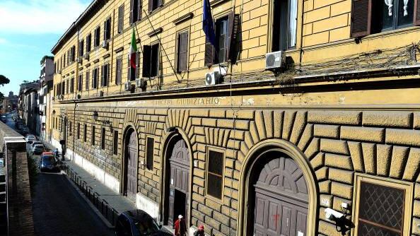 Roma, straniero pesta 6 agenti in carcere