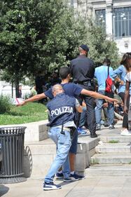 Milano, blitz anti-migranti in stazione Centrale 4