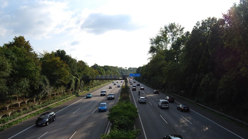Perugia, allarme Polstrada: ragazzi attraversano superstrada di corsa