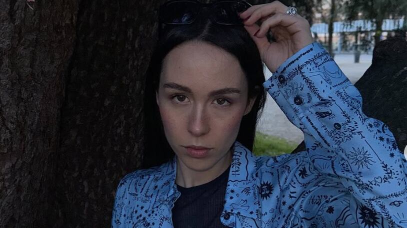 "Voi giovani e incoscienti non lo siete stati mai?". Aurora Ramazzotti difende i ragazzi di Crans-Montana