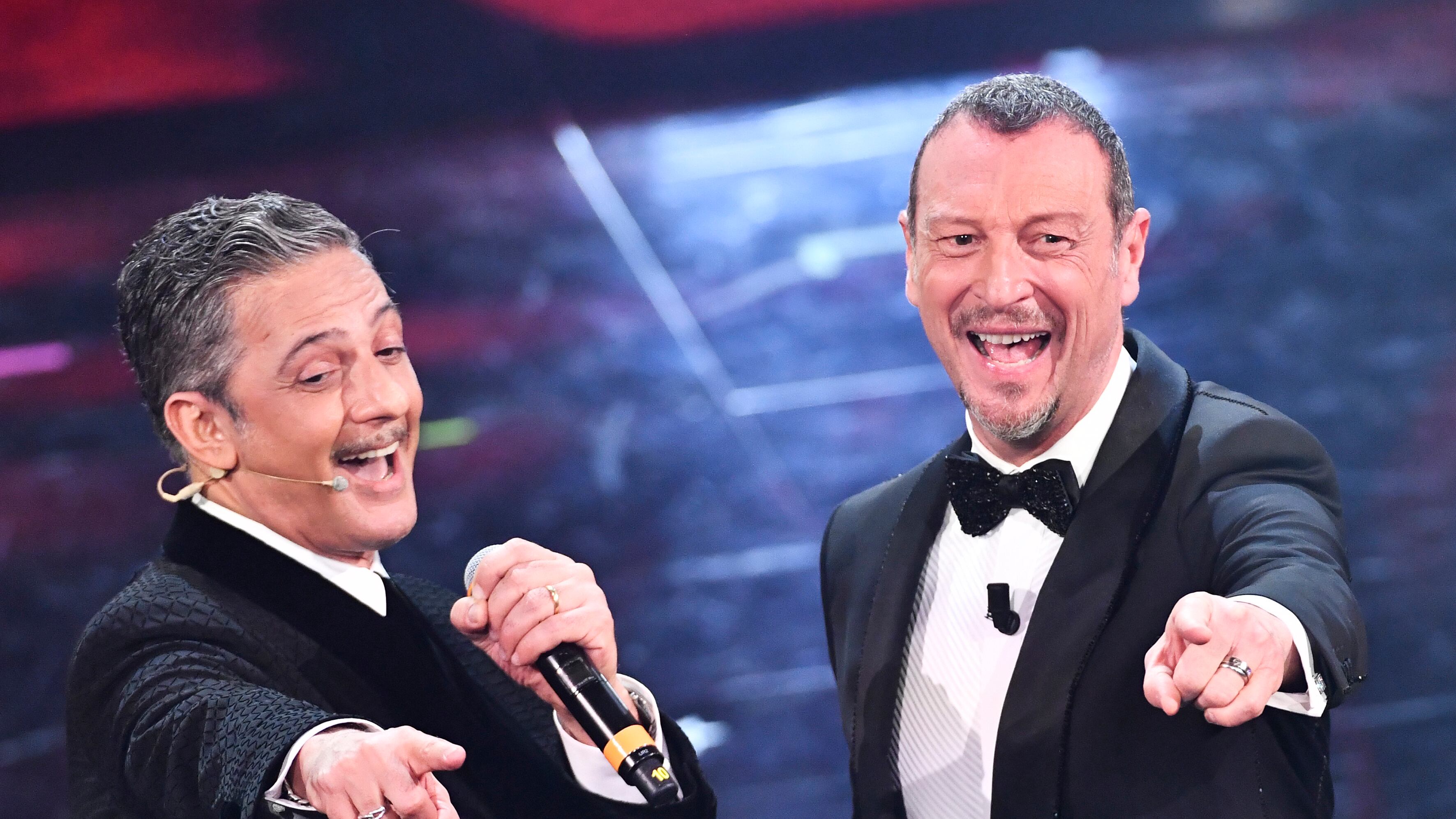Sanremo, Fiorello ne ha pure per i politici: "Pagati per occupare la poltrona"