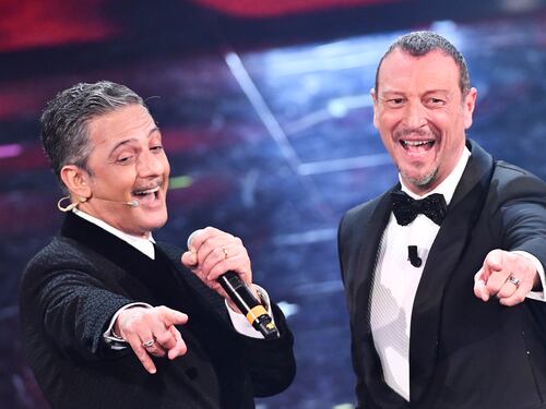 Sanremo, Fiorello ne ha pure per i politici: "Pagati per occupare la poltrona"