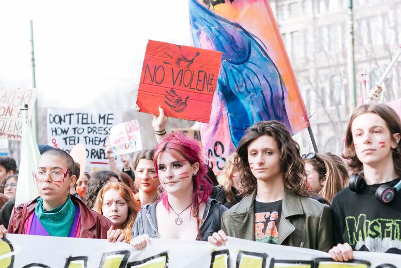 "Generazione meticcia e queer". A Milano sfila il corteo "transfemminista" 30
