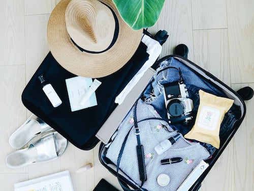 Voli low cost: le regole per il bagaglio a mano. Cosa si può portare, limiti e costi extra