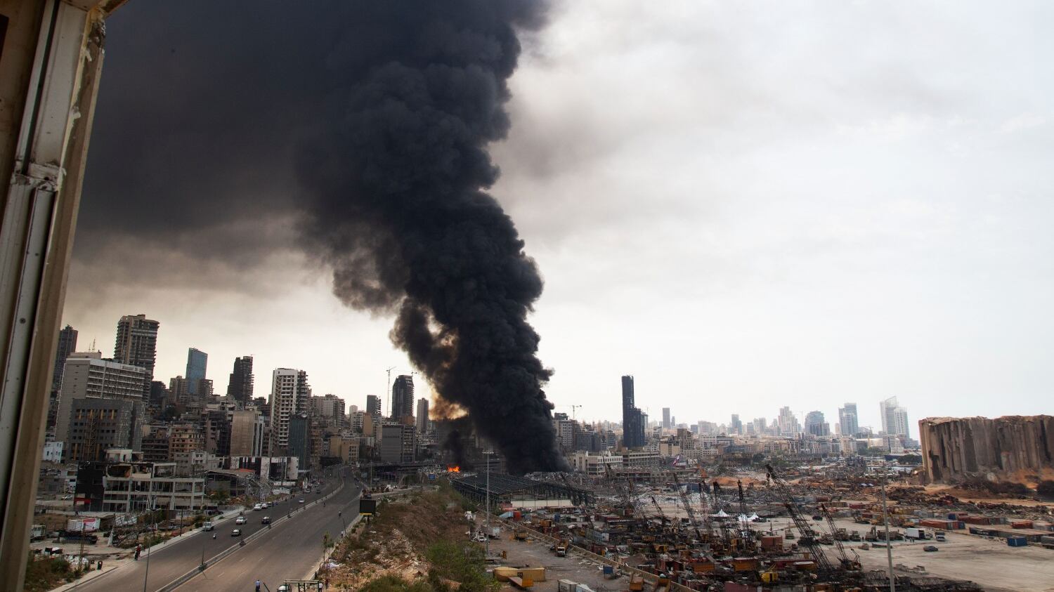 Nuovo incendio nel porto di Beirut. Evacuata l'area: "Situazione difficile"