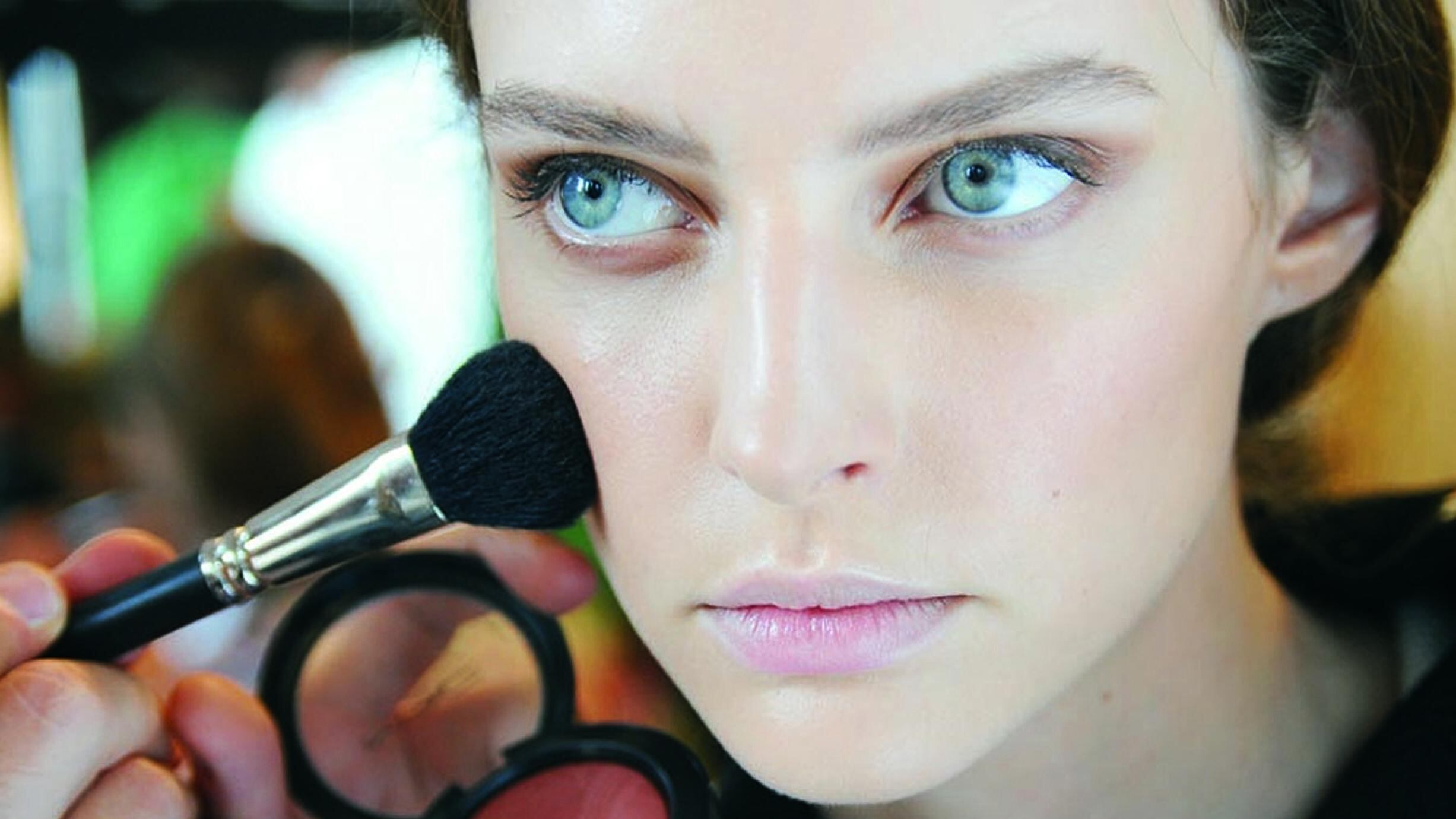 Come baciate dal sole E il make up è dorato