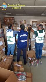 Un milione di prodotti falsi scovati a Catania: le foto del sequestro 3
