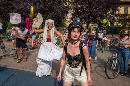 In strada a Milano per il Pride ma con poche mascherine 3