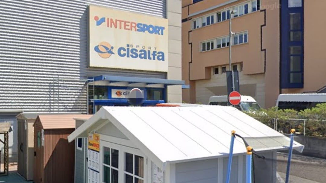 Rimprovera un bimbo che gioca nel negozio: "Puoi farti male". E il padre lo prende a pugni