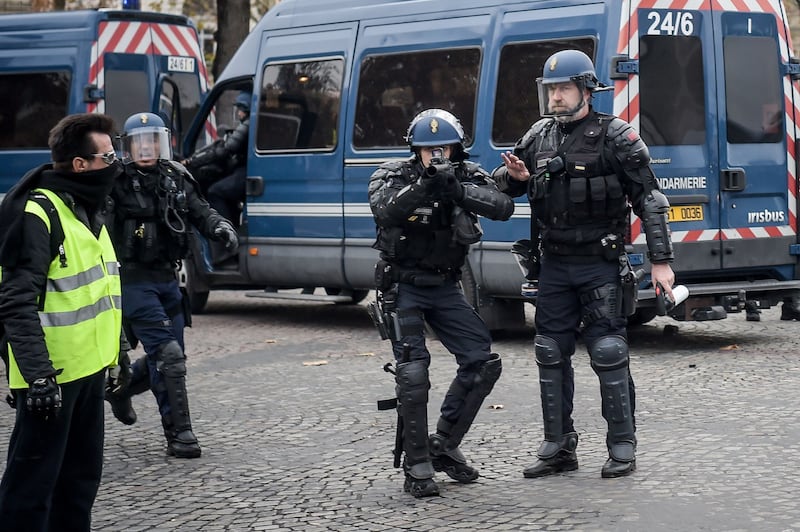 La protesta dei gilet gialli a Parigi: guerriglia sugli Champs-Élysées 7