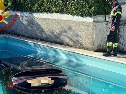 Fa manovra e finisce con l'auto elettrica nella piscina