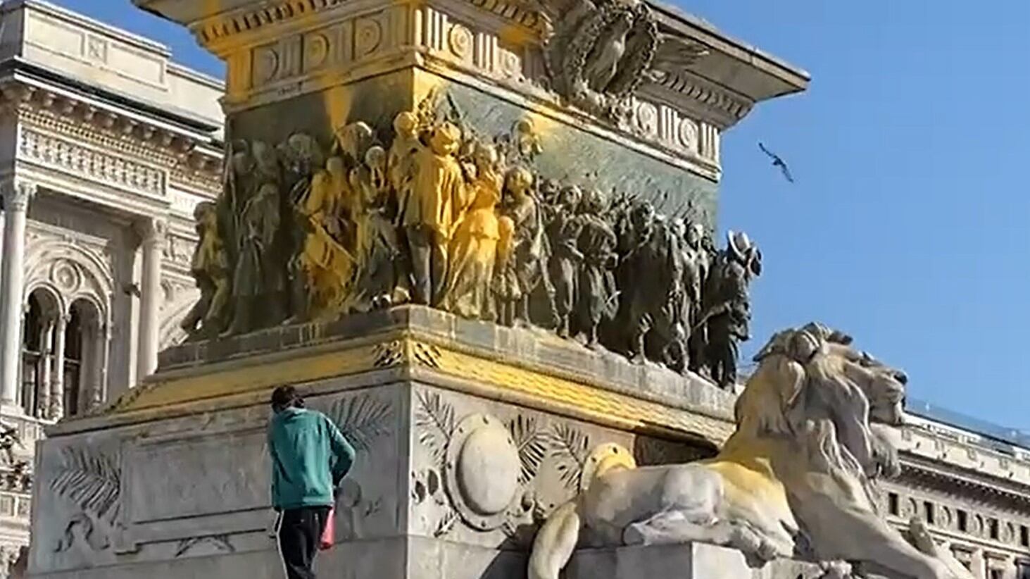 Quanto (ci) costa ripulire la statua in piazza Duomo? 200 mila euro