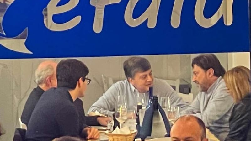 “Una bomba di locale”. Le recensioni al ristorante di Lavitola tra ironia, vip e critiche sulla qualità
