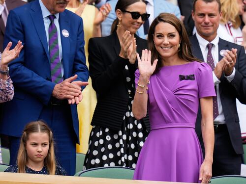 Kate torna in pubblico. A messa con la royal family mentre è in vacanza