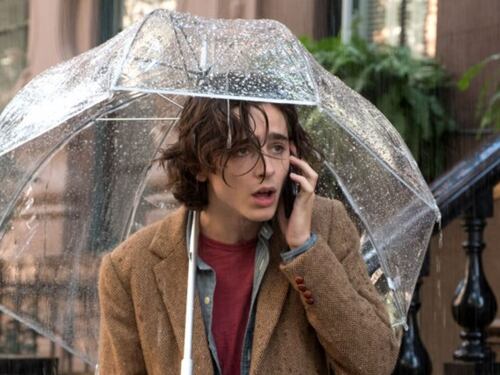 Le accuse di molestie contro Woody Allen hanno tardato l'uscita di Un giorno di pioggia a New York