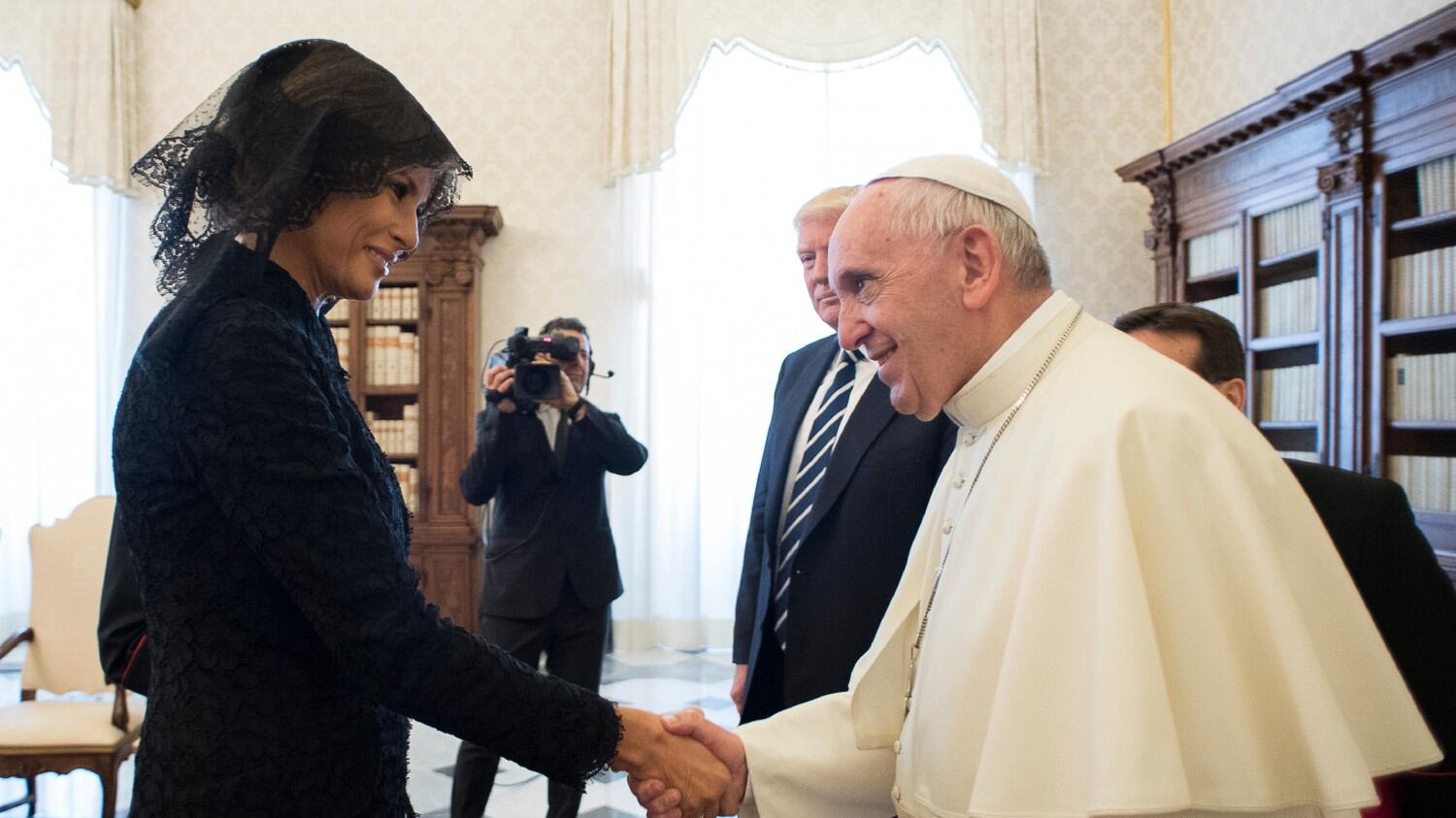 Siparietto tra il Papa e Melania: "Cosa dà da mangiare a Trump?"