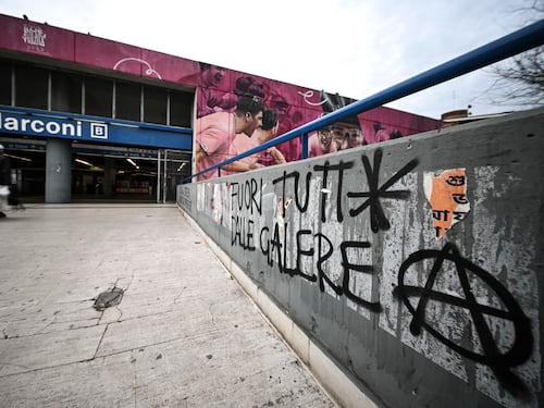 A Bologna le scritte pro Cospito e le minacce alla premier: "Meloni appesa"