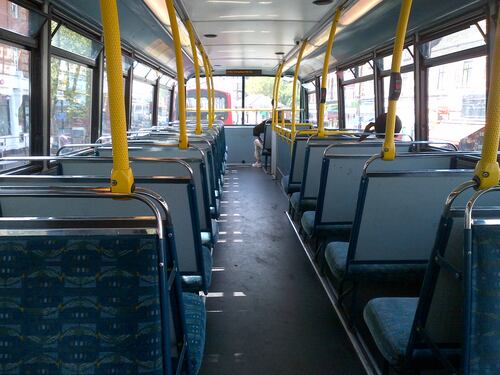Frena bruscamente per evitare impatto: autista bus aggredito da nordafricano