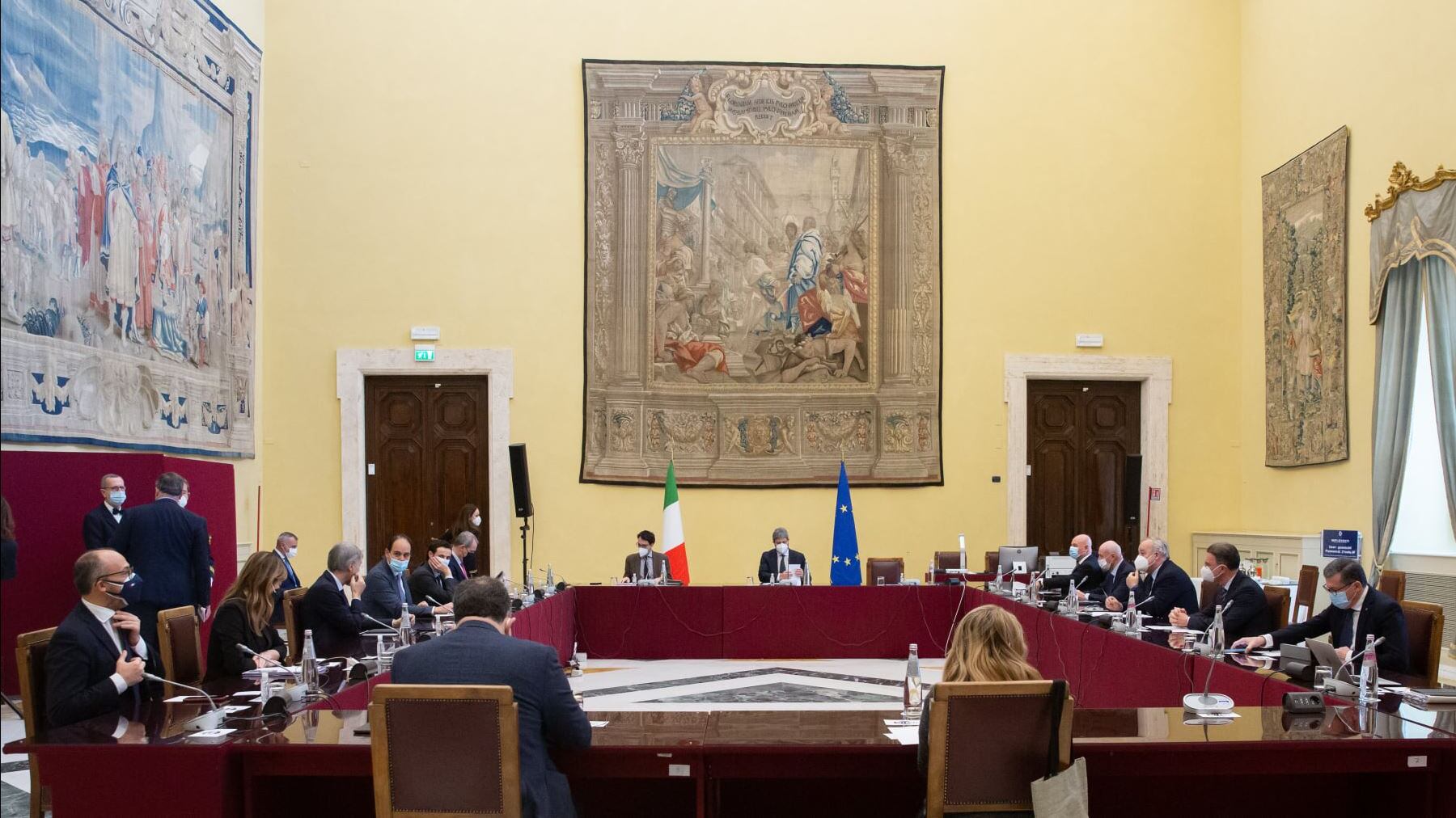 Tra i carneadi seduti con i big pure chi vendeva i cd taroccati