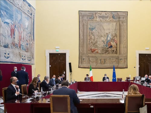Tra i carneadi seduti con i big pure chi vendeva i cd taroccati