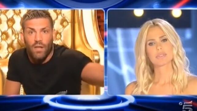 Russo cerca di rialzarsi dal tappeto: "Sono diverso da come si è visto in tv"