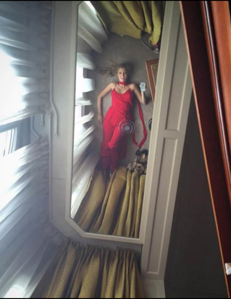 Kourtney Kardashian lancia la moda del selfie dall'alto 4