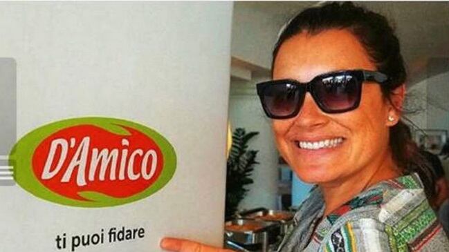 Alena Seredova e il selfie ironico davanti alla scritta "D’Amico, ti puoi fidare"