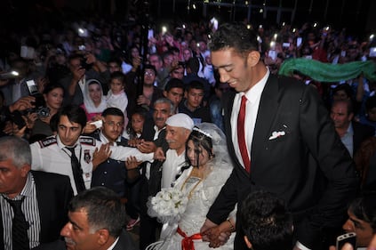 Sei metri di stoffa per l'abito nuziale Anche Sultan si sposa 3
