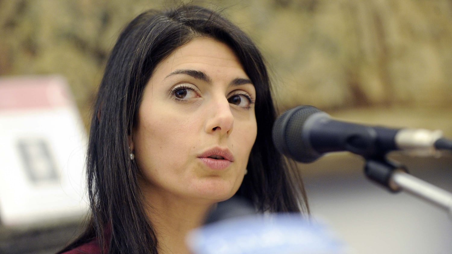 Raggi, anniversario amaro: processo per falso e abuso
