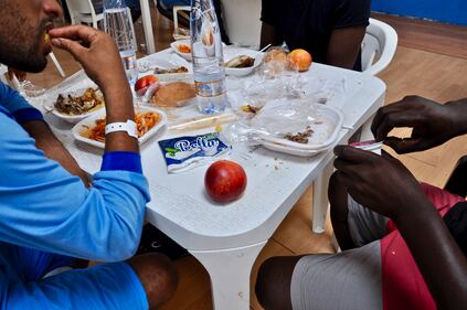 I migranti della Open Arms e della Gregoretti a Pozzallo 3