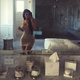 Kylie Jenner sexy in piscina 13