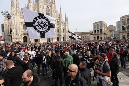 Milano, birra a fiumi per i tifosi tedeschi dell'Eintracht 5