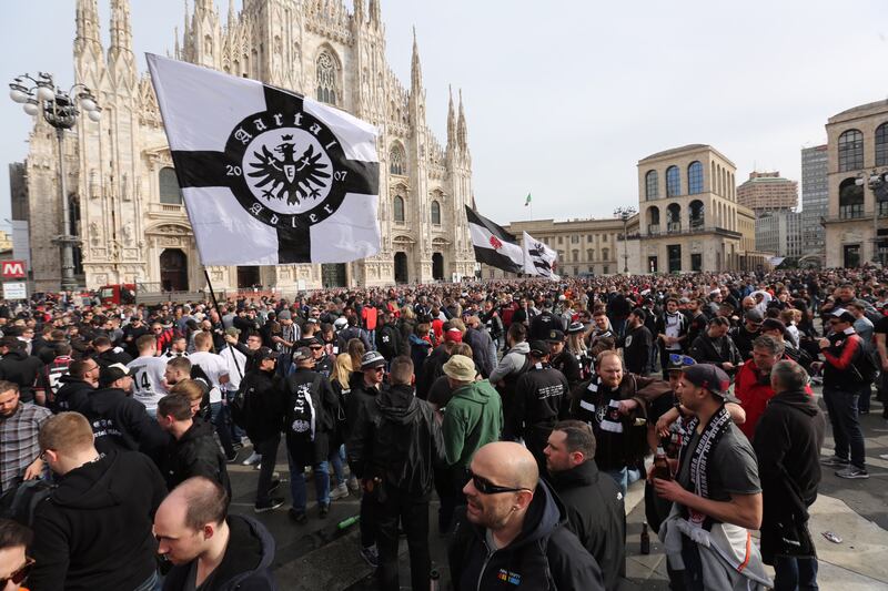 Milano, birra a fiumi per i tifosi tedeschi dell'Eintracht 5