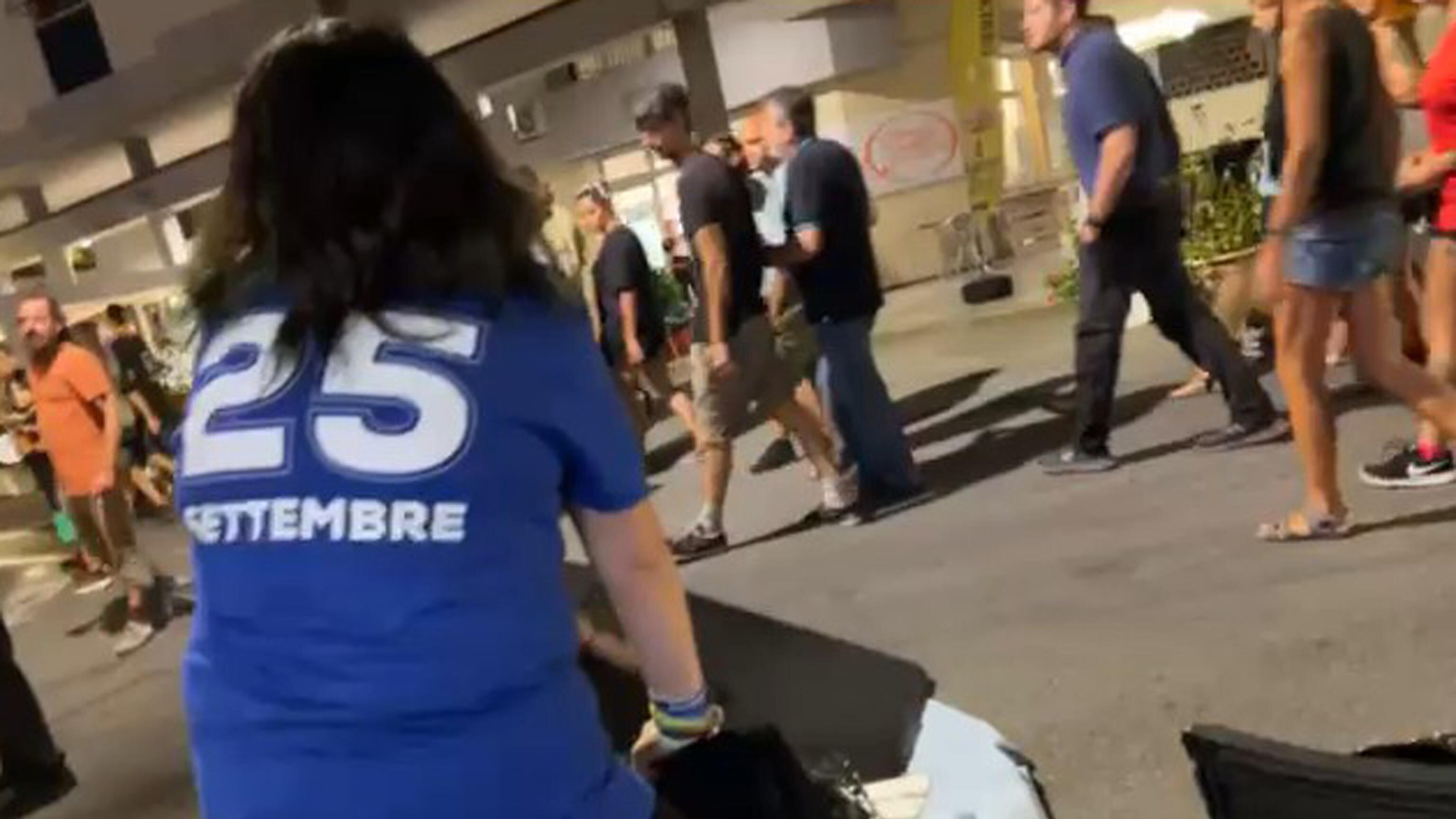Agguati, minacce e raid ai banchetti di centrodestra. Torna la violenza ma il Pd tace