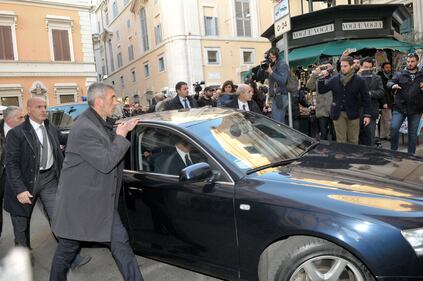 Lancio di uova all'arrivo di Berlusconi 4