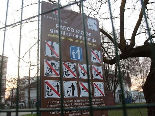 Anziano cacciato dal parco: "Non sei accompagnato da un bambino"