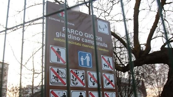Anziano cacciato dal parco: "Non sei accompagnato da un bambino"