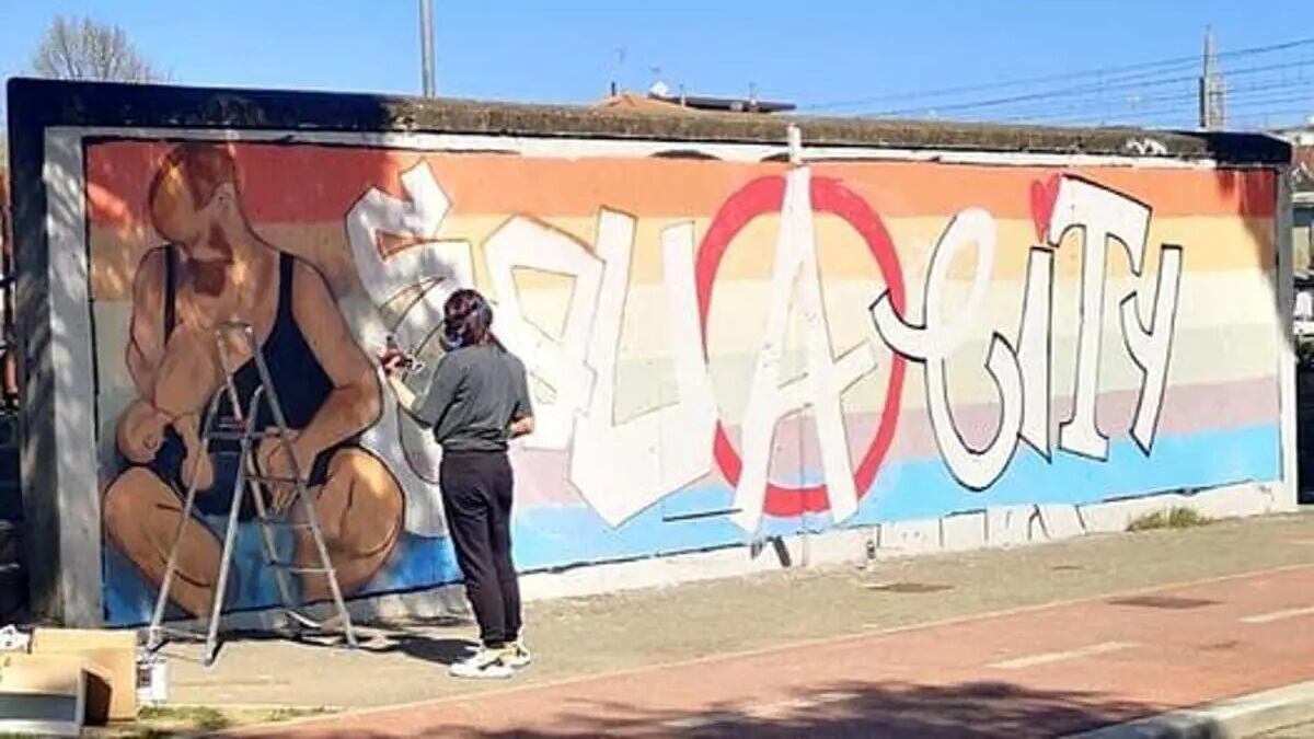 "Potremo dare della m...da ai responsabili". Cancellato a Rimini il murale dell'uomo che allatta il bebè