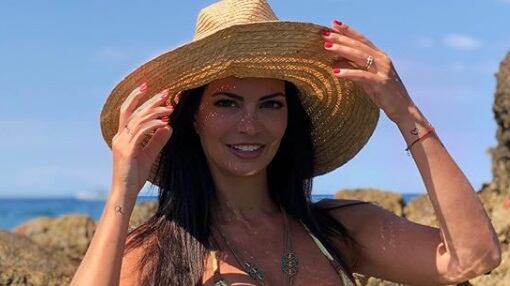 Laura Torrisi sexy in bikini. La calda estate della bella toscana