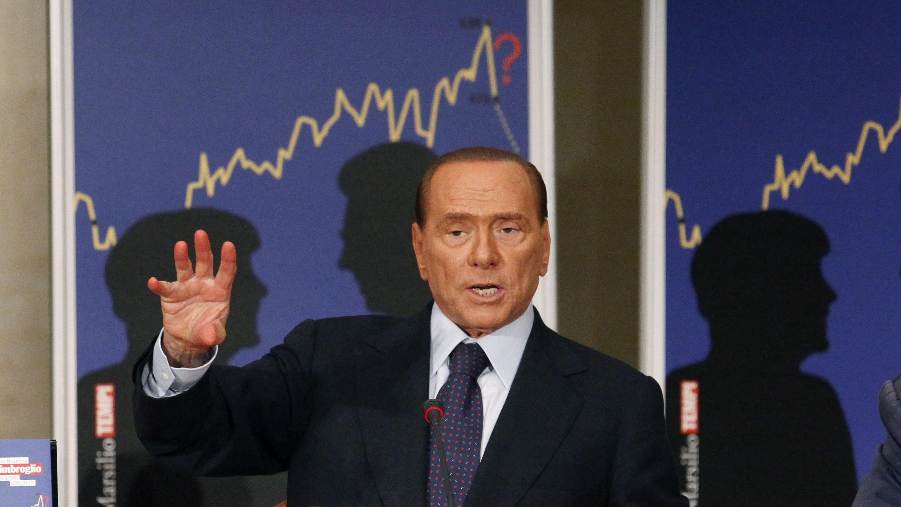 Berlusconi: "Tornare in campo? Ci sto pensando". Alfano: "Se si candida le primarie sono inutili"