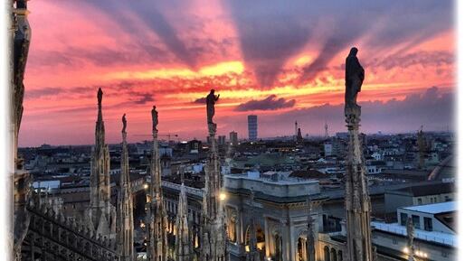Da San Siro al Duomo rombano le auto da rally