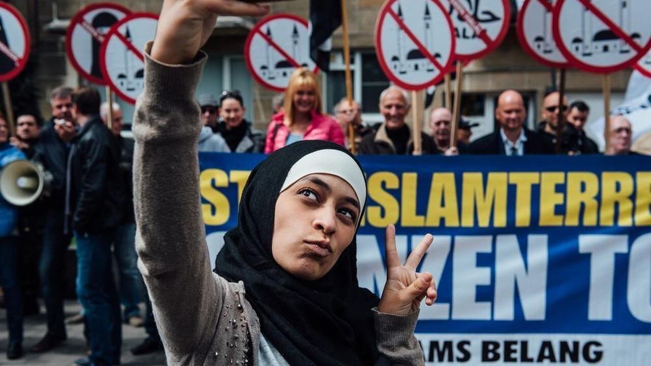 Selfie per la pace dall'islamica che manda tweet antisemiti