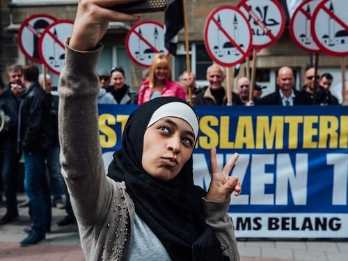 Selfie per la pace dall'islamica che manda tweet antisemiti