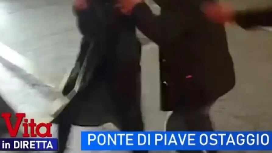 Dal parroco aggredito alle minacce alla sindaca: un paese ostaggio di un ex docente